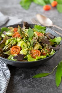 Gruener Spargel Salat mit Baerlauch