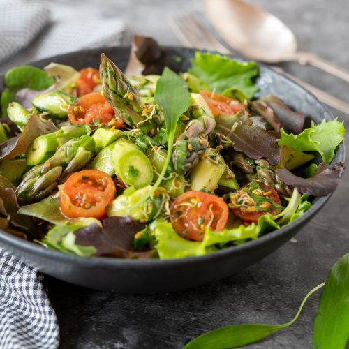 Gruener Spargel Salat mit Baerlauch
